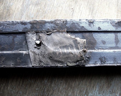 Im Rahmen verstecktes Papierfragment mit dem Aufdruck "Lemberg".